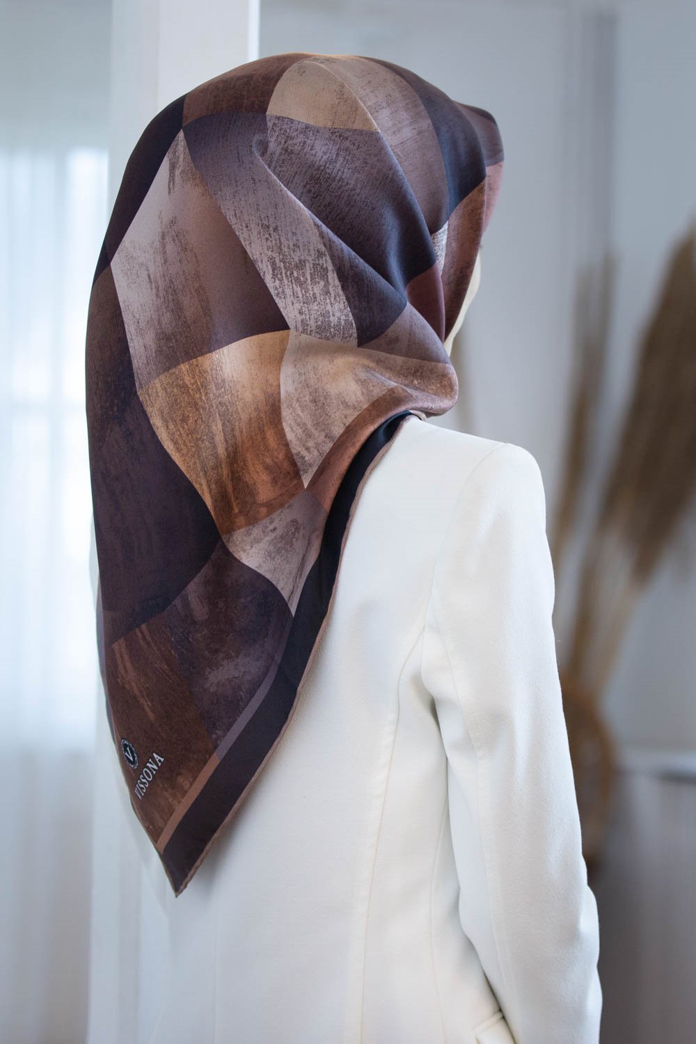 % 57 İPEK % 43 VİSKON Twill İpek Geometrik Desenli Soğan Kabuğu - Bej Renkli 90x90 Eşarp Dikim Şekli : El Dikişi