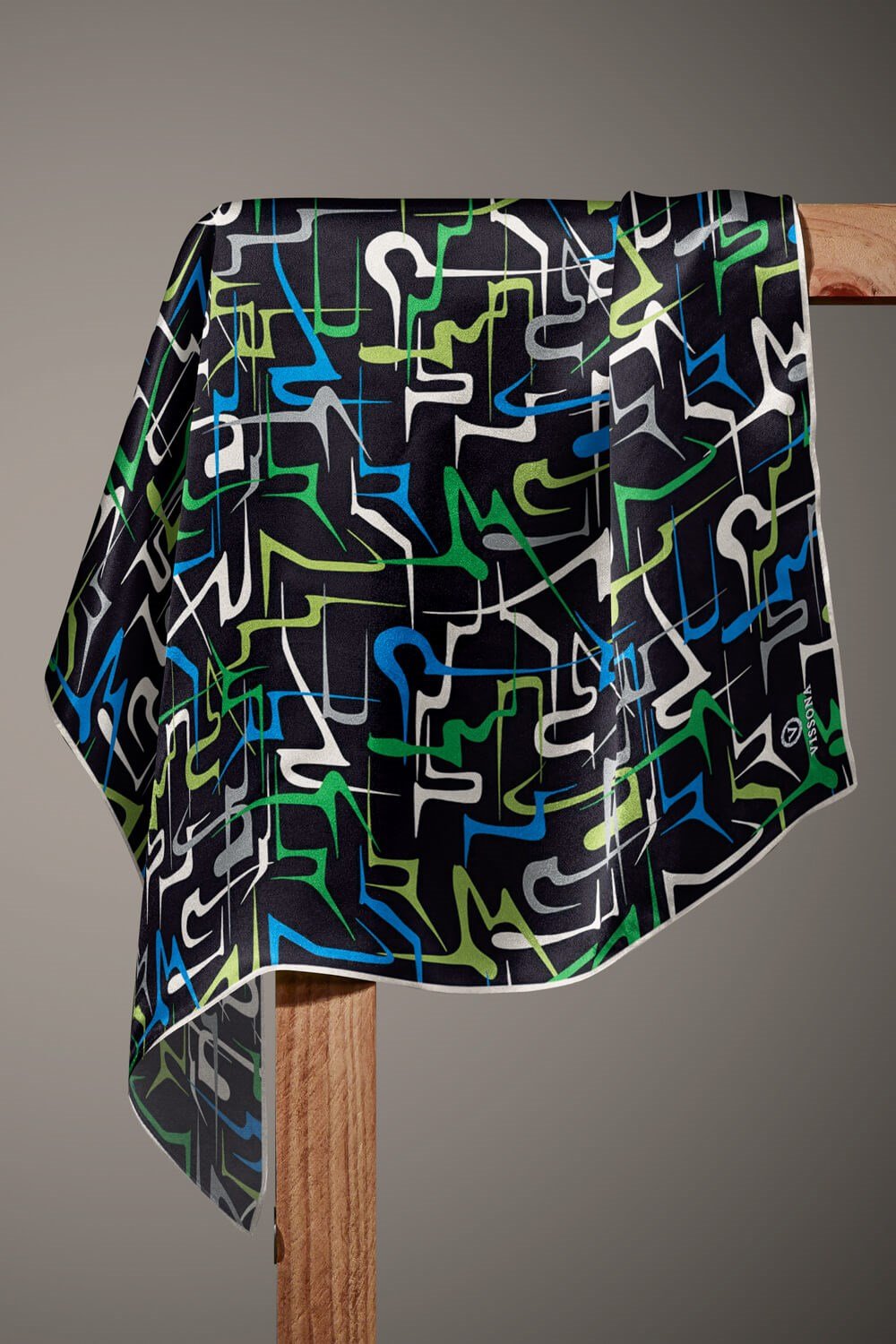 %100 Twill İpek Soyut Geometrik Desenli Saks - Zümrüt Yeşili Renkli 90x90 Eşarp Dikim Şekli : El Dikişi