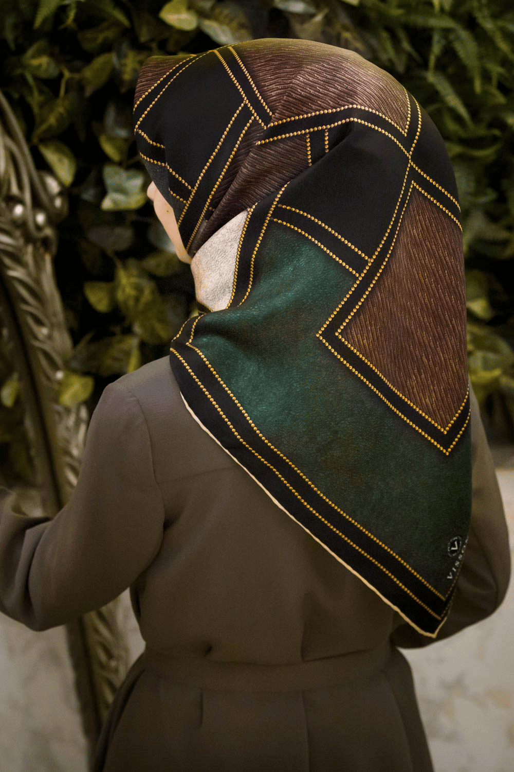 100% Twill İpek Gold Detaylı Kare Desenli Siyah - Zümrüt Yeşili Renkli 90x90 Dikim Şekli : El Dikişi