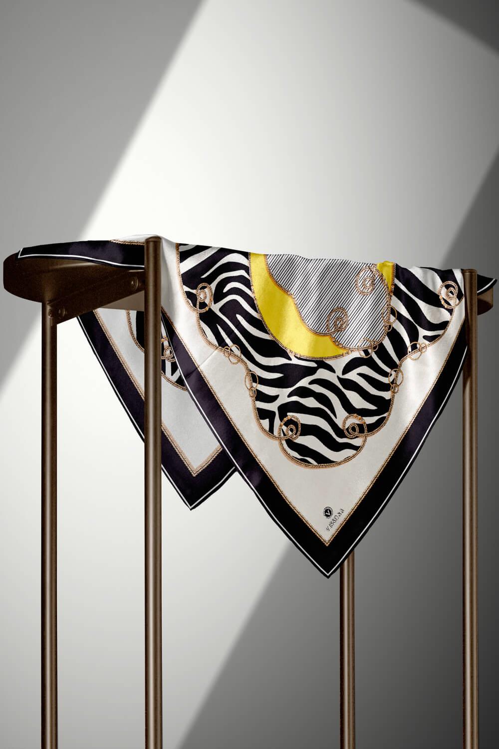 %100 Twill İpek Zincirli Ve Zebra Desenli Siyah - Limon Sarısı Renkli 90x90 Eşarp Dikim Şekli : El Dikişi