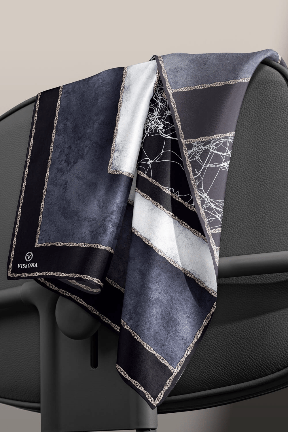 % 57 İPEK % 43 VİSKON Twill İpek Dokulu Geometrik Desenli Siyah - Krem Renkli 90x90 Eşarp Dikim Şekli : El Dikişi