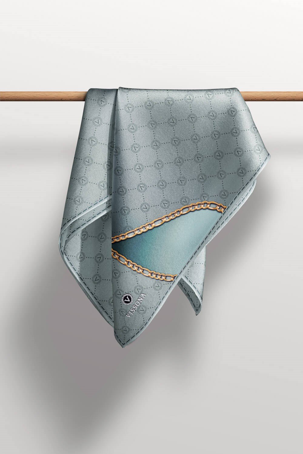 %100 Twill İpek Zincirli Ve Monogram Desenli Mint Yeşili Renkli 90x90 Eşarp Dikim Şekli : El Dikişi