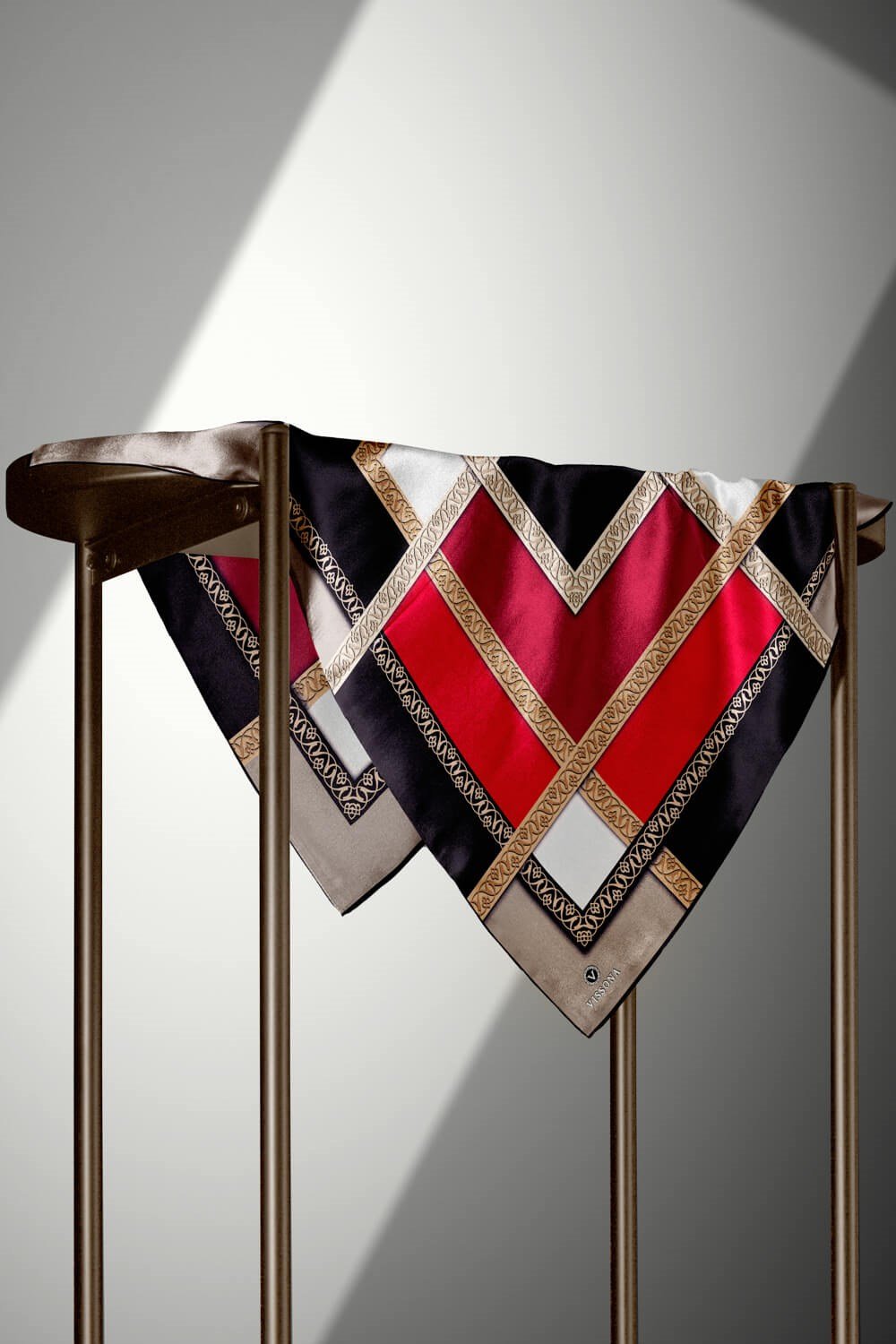 %100 Twill İpek Geometrik Desenli Kırmızı - Bej Renkli 90x90 Eşarp Dikim Şekli : El Dikişi