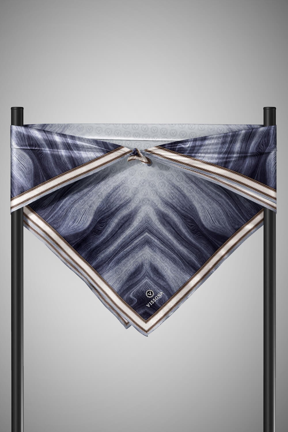 100% Twill İpek Monogram Desenli Gri Renkli 90x90 Dikim Şekli : El Dikişi Eşarp