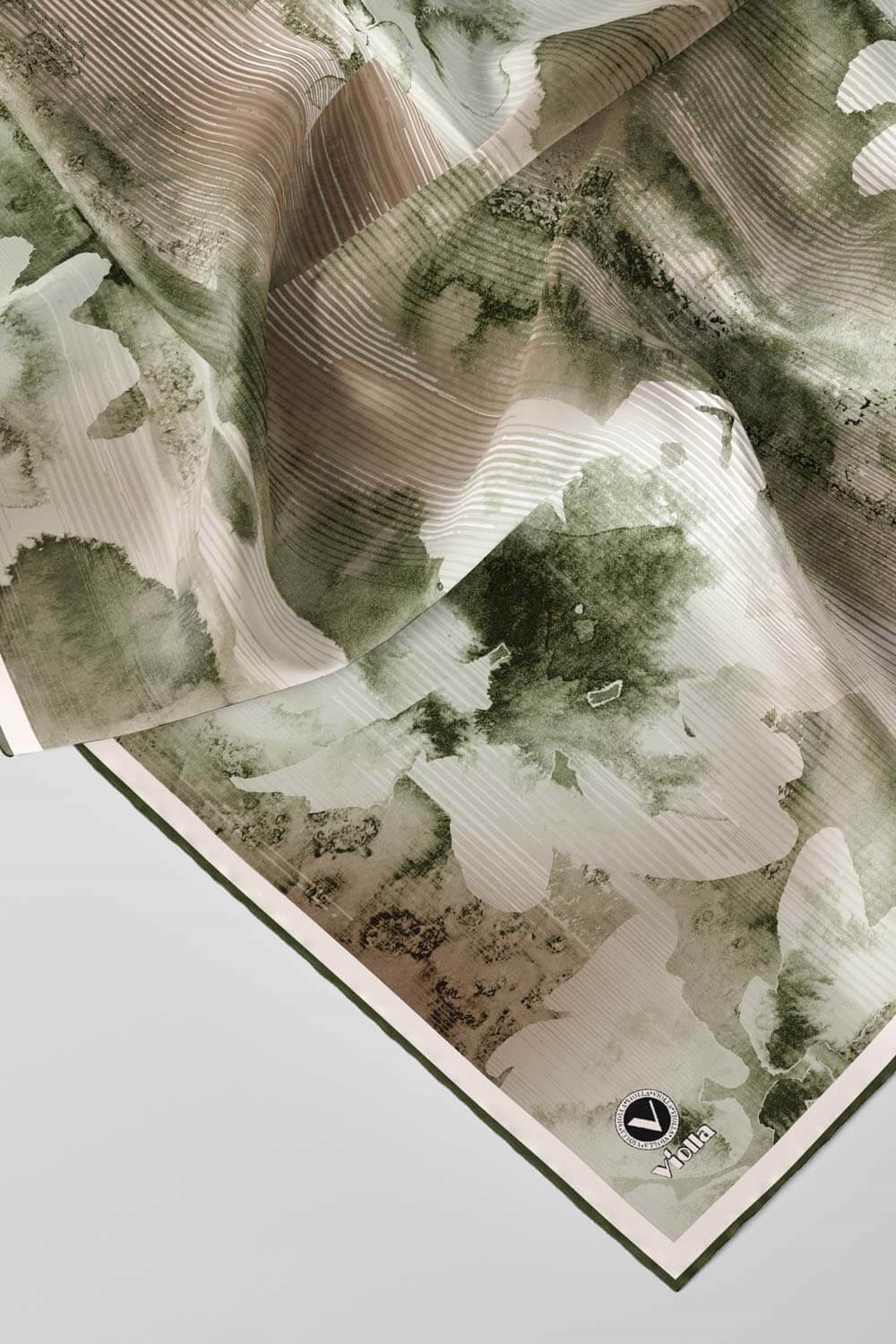 Twill Batik Desenli Zümrüt Yeşili Renkli 90x90 Eşarp (İpek İçermez) Dikim Şekli : El Dikişi