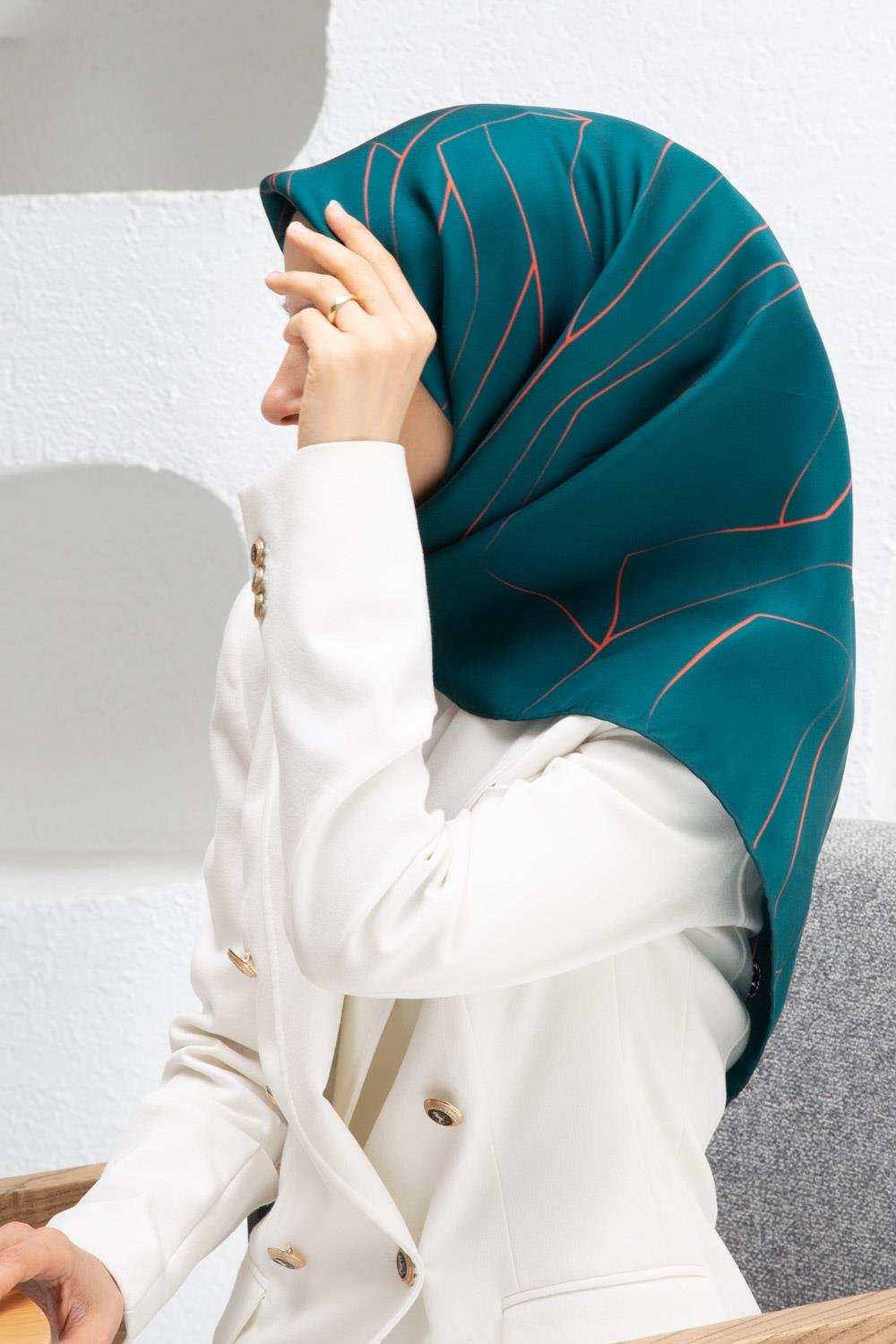 %100 Twill İpek Çizgi Desenli Petrol Yeşili - Turuncu Renkli 90x90 Eşarp Dikim Şekli : El Dikişi