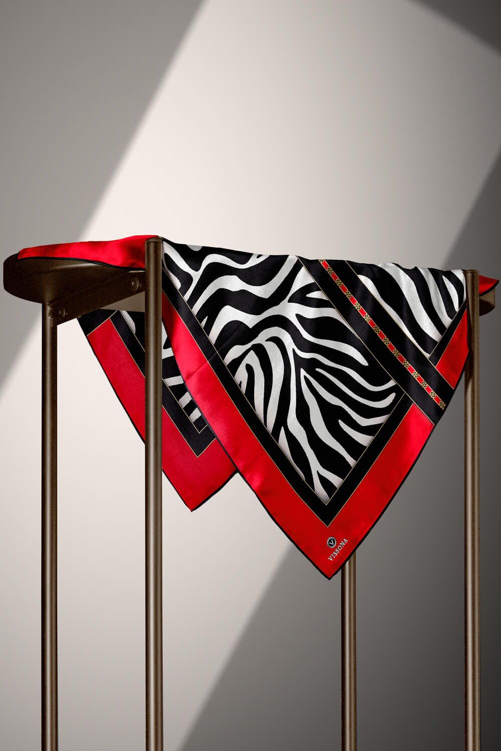 %100 Twill İpek Zebra Desenli Kırmızı - Siyah  Renkli 90x90 Eşarp Kenar Dikiş Şekli El Dikişli