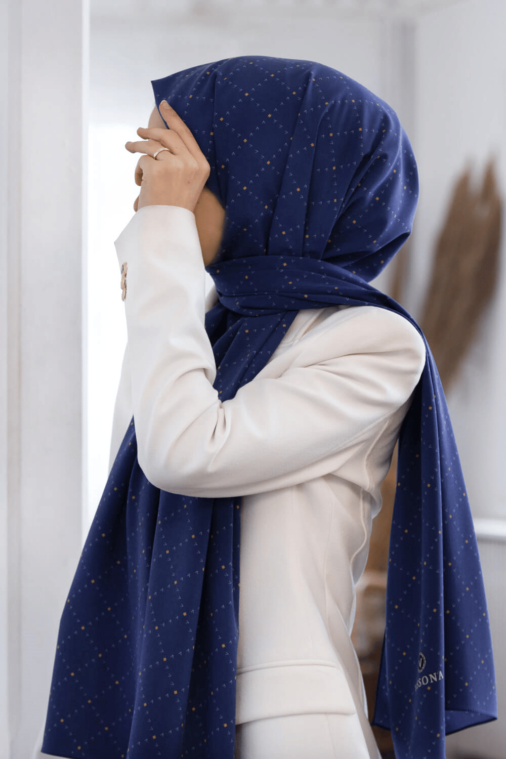 LÜKS MEDİNE İPEĞİ V DESENLİ LACİVERT RENKLİ 75X195 KIRIŞMAZ ŞAL MOSS KREP DİKİŞ TİPİ İTALYAN DİKİŞLİ