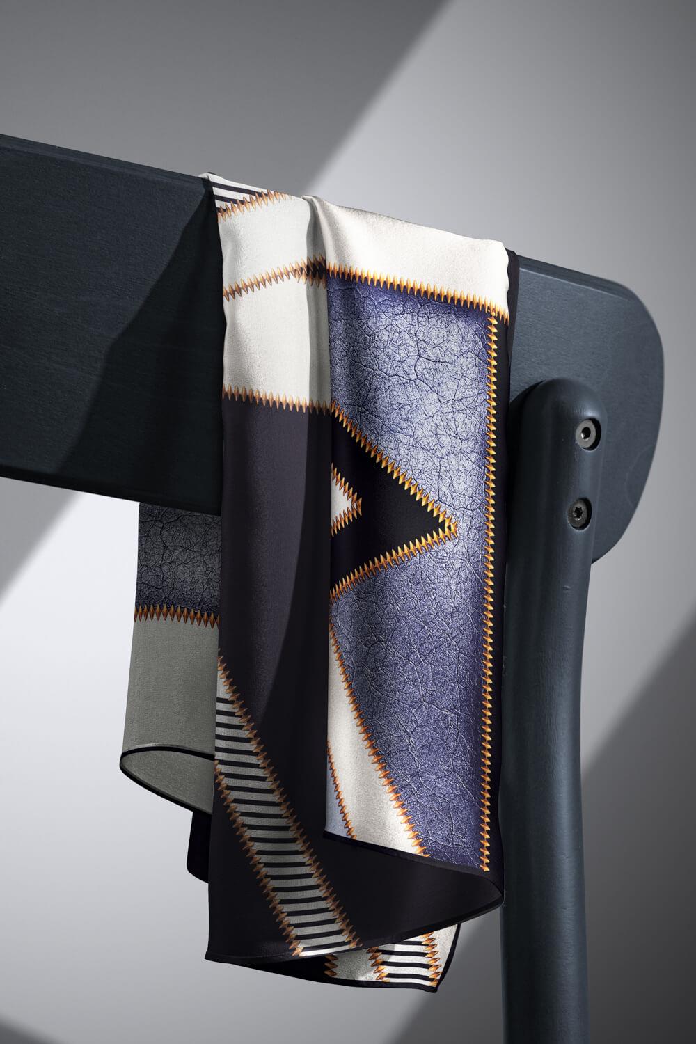 %100 Twill İpek Geometrik Desenli Gümüş - Siyah Renkli 90x90 Eşarp Dikim Şekli : El Dikişi