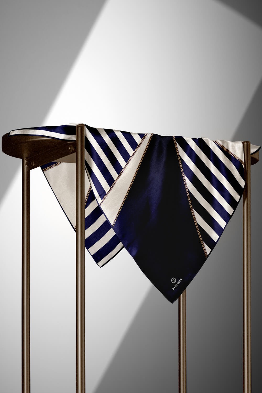%100 Twill İpek Zincirli Çizgi Desenli Lacivert - Krem Renkli 90x90 Eşarp Dikim Şekli : El Dikişi