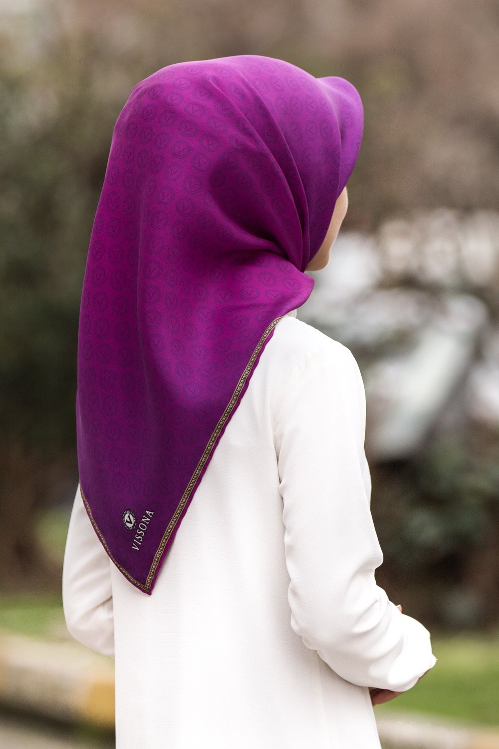 %100 Twill İpek Monogram Desenli Mürdüm Renkli 90x90 Eşarp Dikim Şekli : El Dikişi
