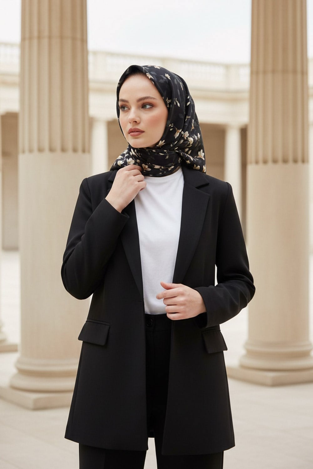 %100 Twill İpek Çiçek Desenli Siyah Renkli 90x90 Eşarp Dikim Şekli : El Dikişi