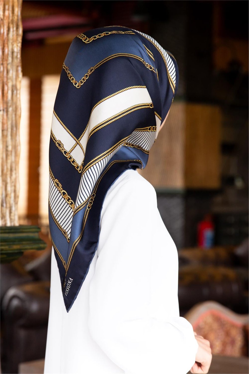 %100 Twill İpek Zincir Detaylı Geometrik Desenli Lacivert - İndigo Renkli 90x90 Eşarp Dikim Şekli : El Dikişi