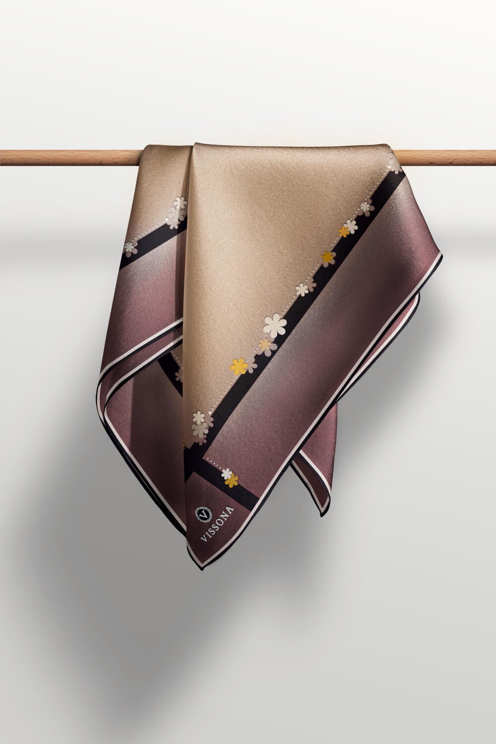 %100 Twill İpek Kenar Motifi Çiçek Desenli Bej - Siyah Renkli 90x90 Eşarp Dikim Şekli : El Dikişi