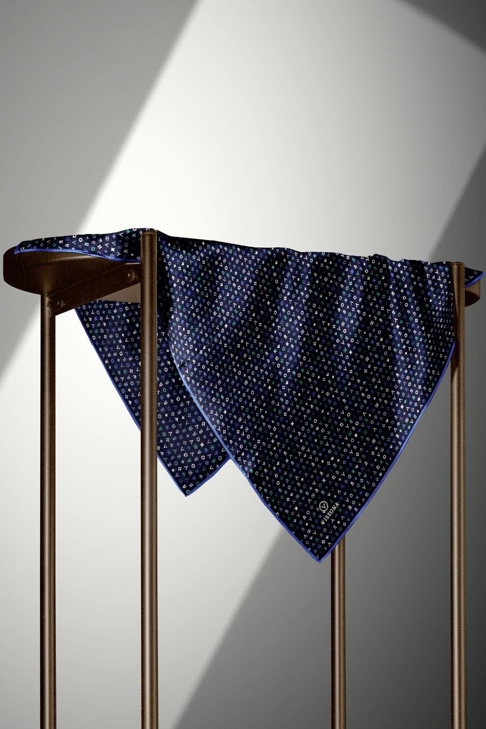 %100 Twill İpek Çıtır Motif Desenli Lacivert - İndigo Renkli 90x90 Eşarp Dikim Şekli : El Dikişi