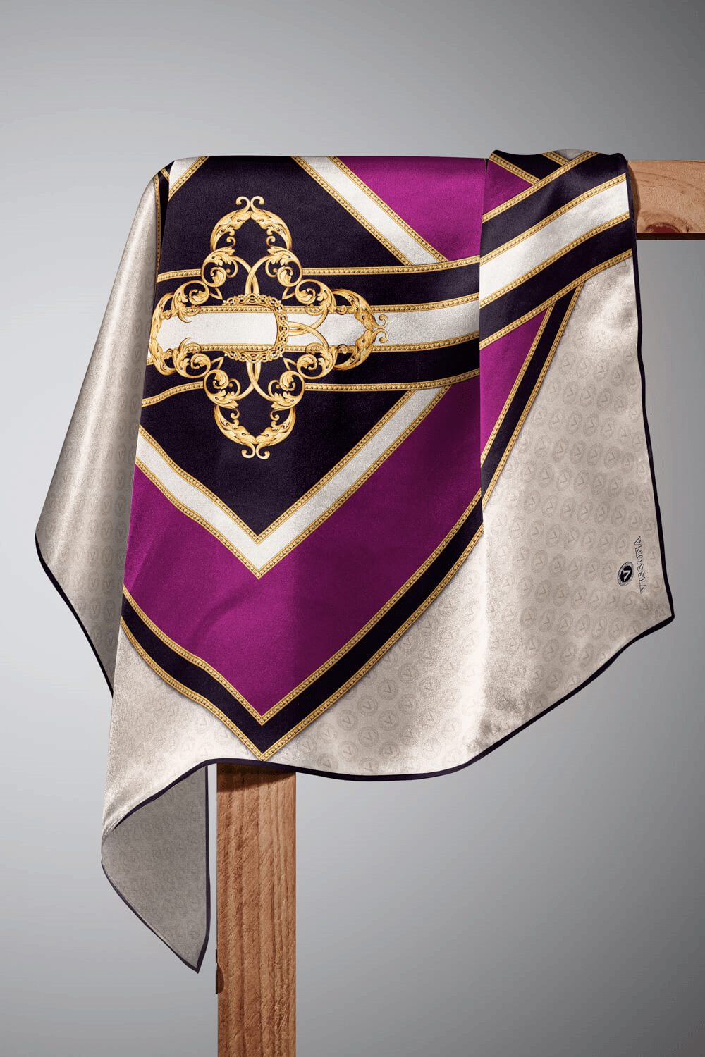 %100 Twill İpek Monogram ve Barok Desenli Mürdüm - Krem Renkli 90x90 Eşarp Dikim Şekli : El Dikişi