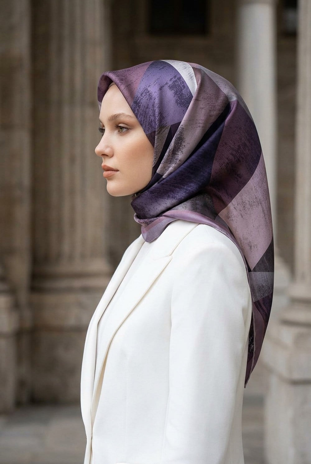 % 57 İPEK % 43 VİSKON Twill İpek Geometrik Desenli Lila - Pembe Renkli 90x90 Eşarp Dikim Şekli : El Dikişi