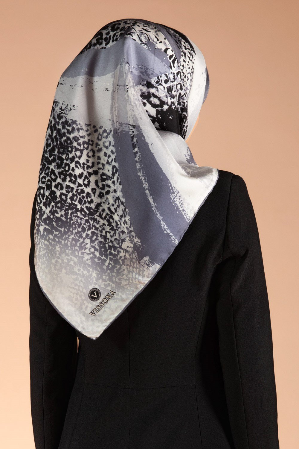 %100 Twill İpek Leopar ve Fırça Desenli Gri Renkli 90x90 Eşarp Dikim Şekli : El Dikişi