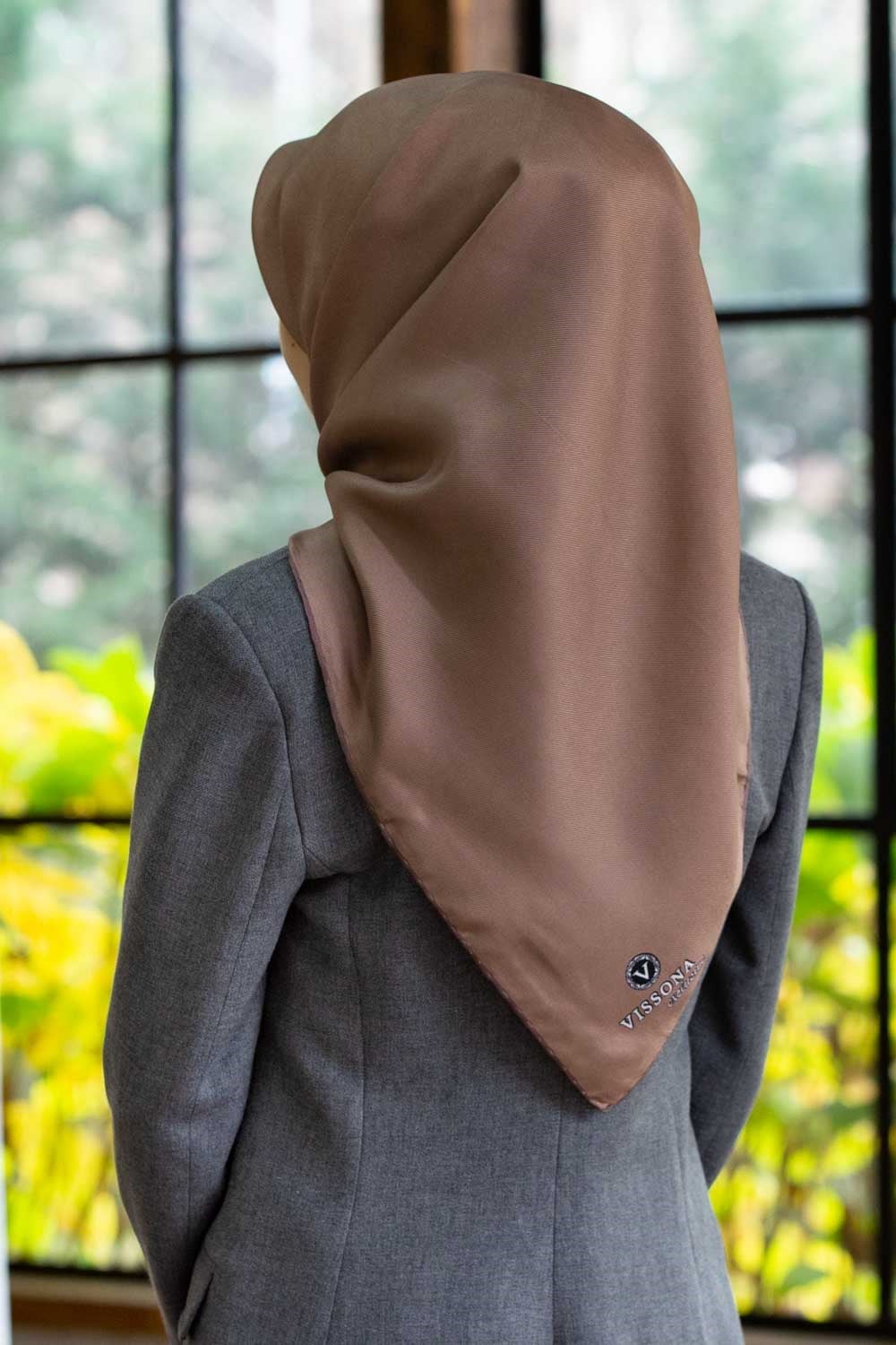 %100 Twill İpek Düz Bej Renkli Daha Tok Exclusive Serisi 90x90 Eşarp Dikim Şekli : El Dikişi