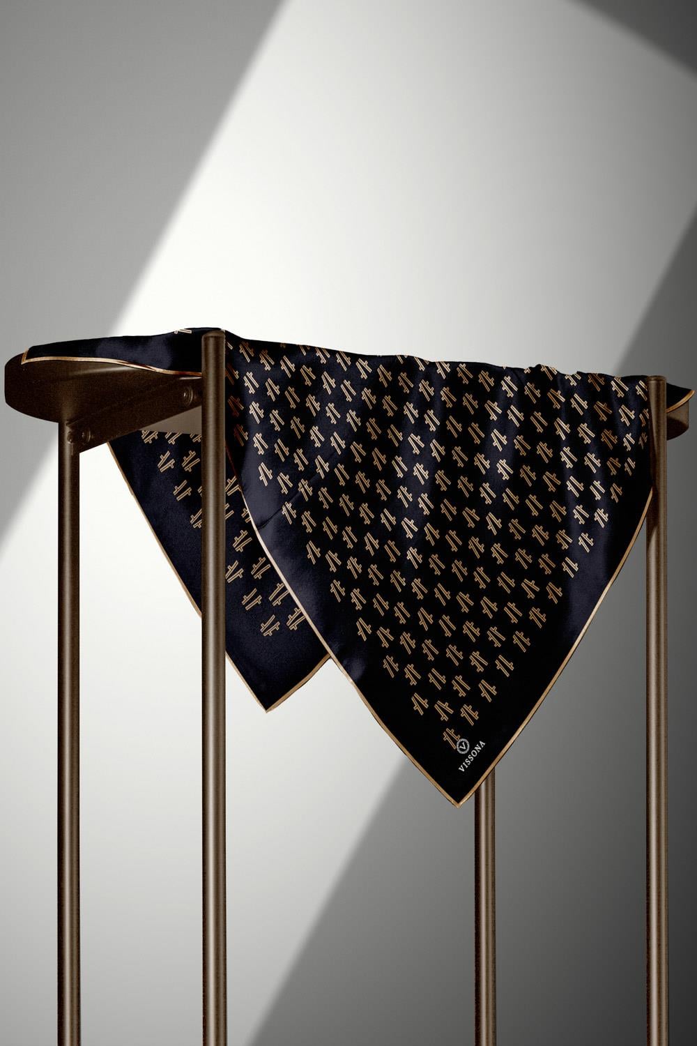 %100 Twill İpek Geometrik Desenli Siyah - Gold Renkli 90x90 Eşarp Dikim Şekli : El Dikişi