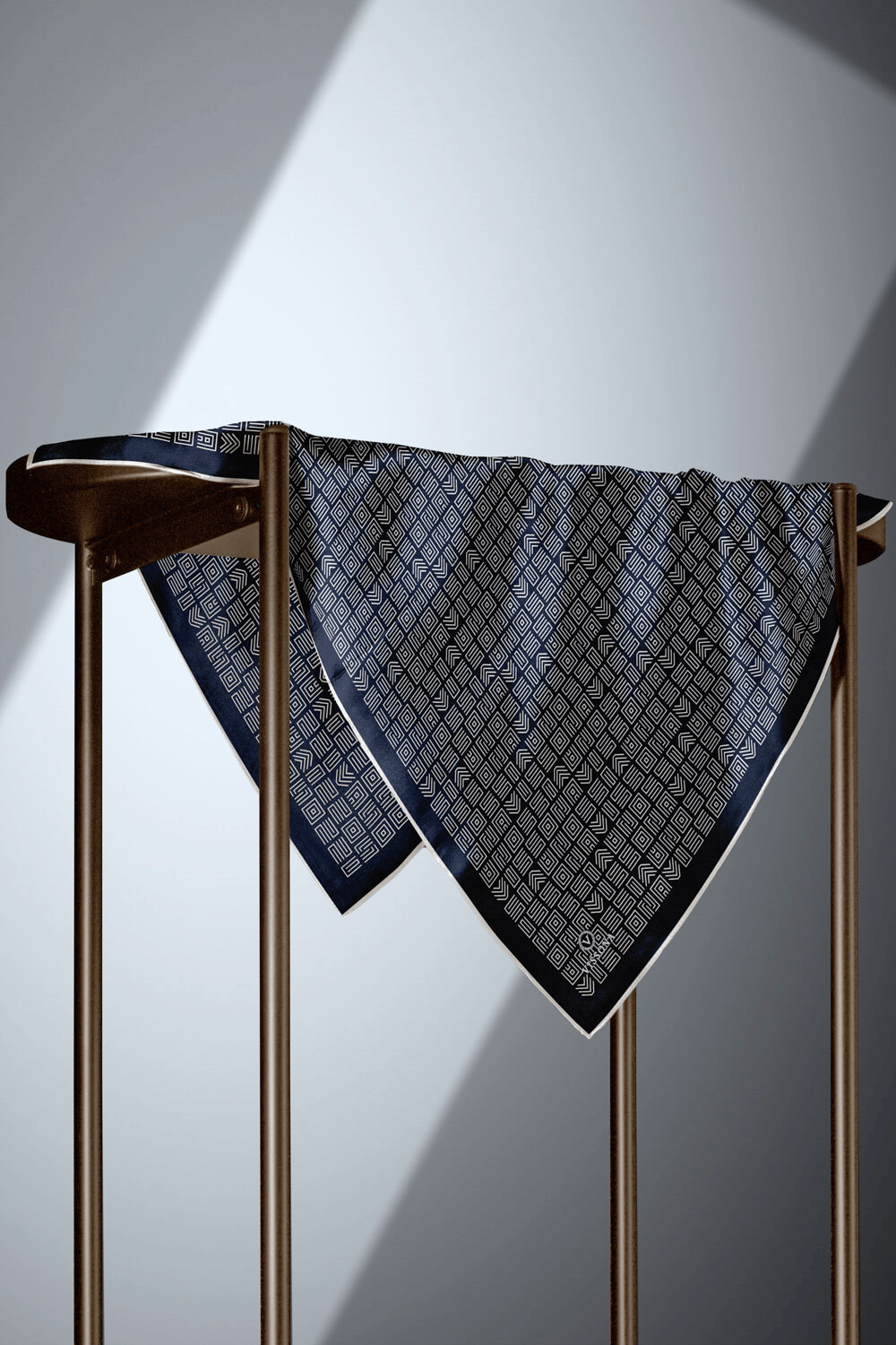 %57 İPEK %43 VİSKON Twill İpek Etnik Motif Desenli Lacivert - Krem Renkli 90x90 Eşarp Dikim Şekli : El Dikişi