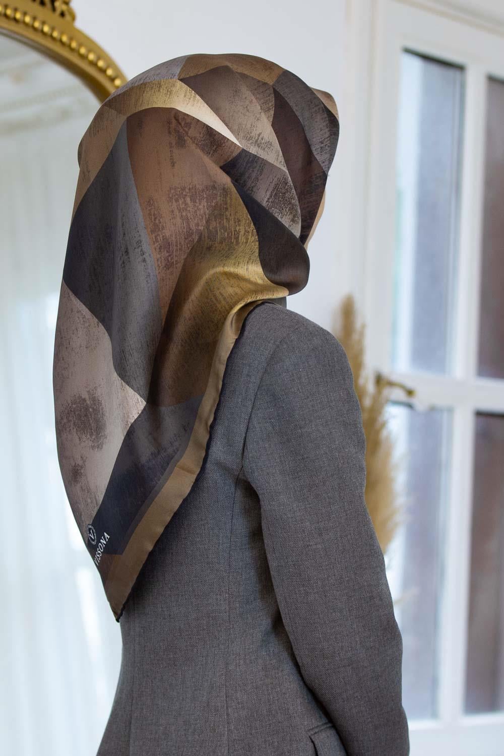 %100 Twill İpek Geometrik Desenli Bej - Gri Renkli 90x90 Eşarp Dikim Şekli : El Dikişi