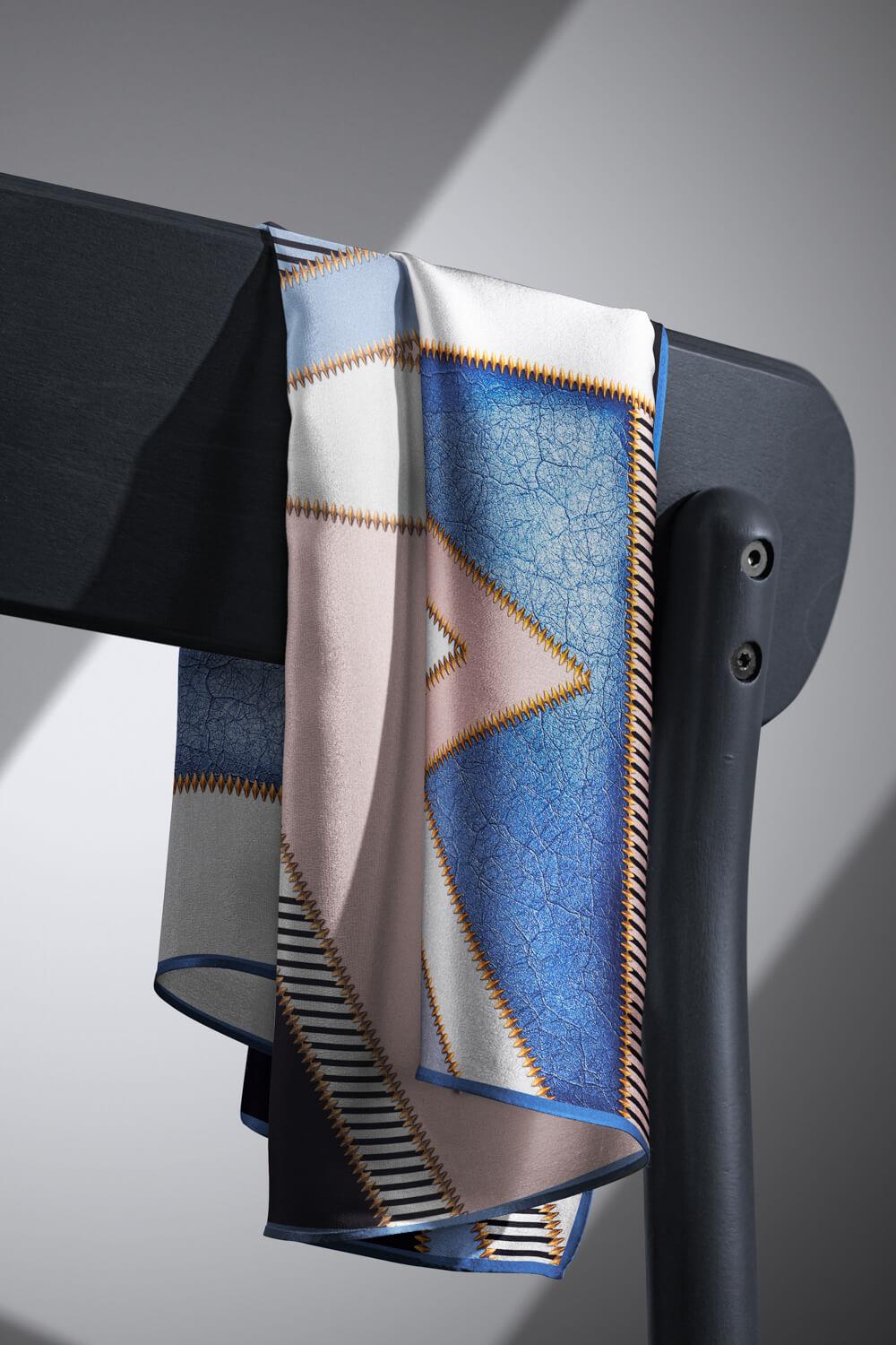 %100 Twill İpek Geometrik Desenli Bebe Mavisi - Siyah Renkli 90x90 Eşarp Dikim Şekli : El Dikişi