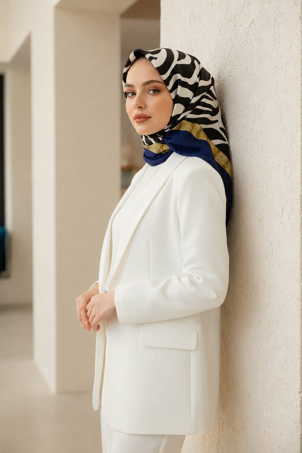 % 57 İPEK % 43 VİSKON Twill İpek Zebra Desenli Lacivert - Gold Renkli 90x90 Eşarp Dikim Şekli : El Dikişi