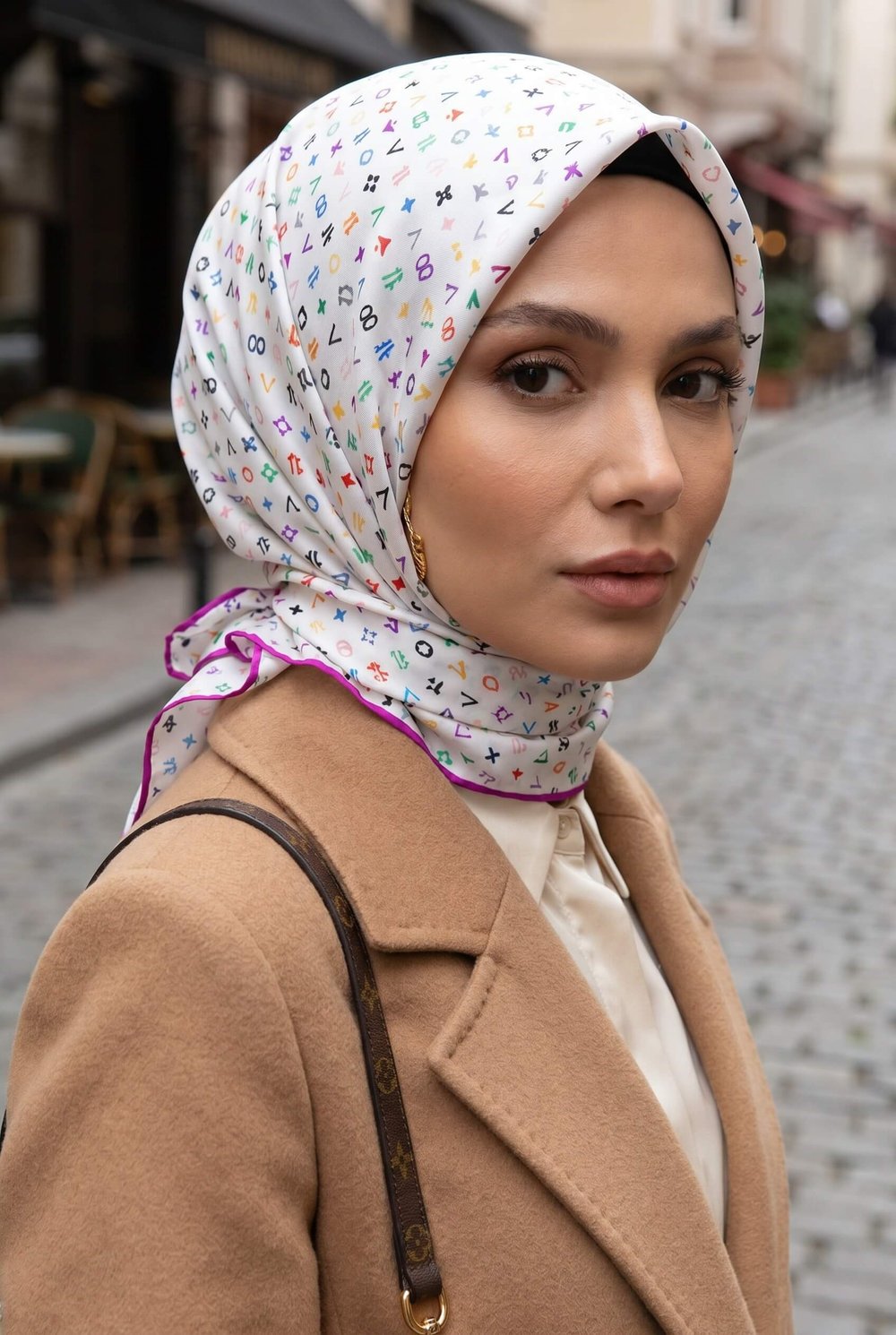 %100 Twill İpek Çıtır Motif Desenli Krem - Fuşya Renkli 90x90 Eşarp Dikim Şekli : El Dikişi