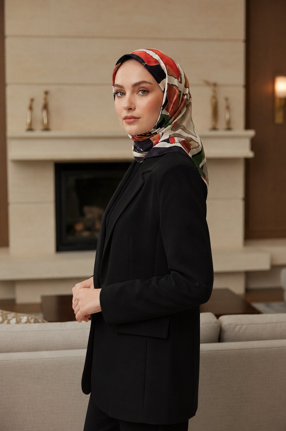 %100 Twill İpek Geometrik Desenli Turuncu - Zümrüt Yeşili Renkli 90x90 Eşarp Dikim Şekli : El Dikişi