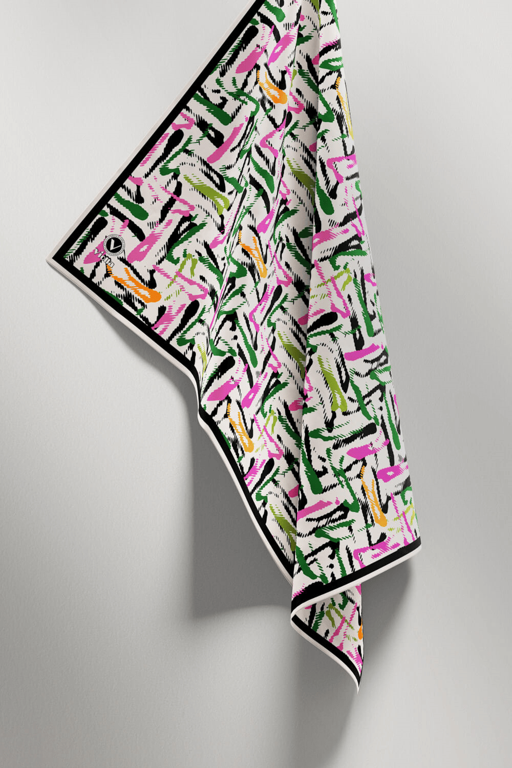 Twill Geometrik Desenli Pembe - Zümrüt Yeşili Renkli 90x90 Eşarp (İpek İçermez) Dikim Şekli : El Dikişi