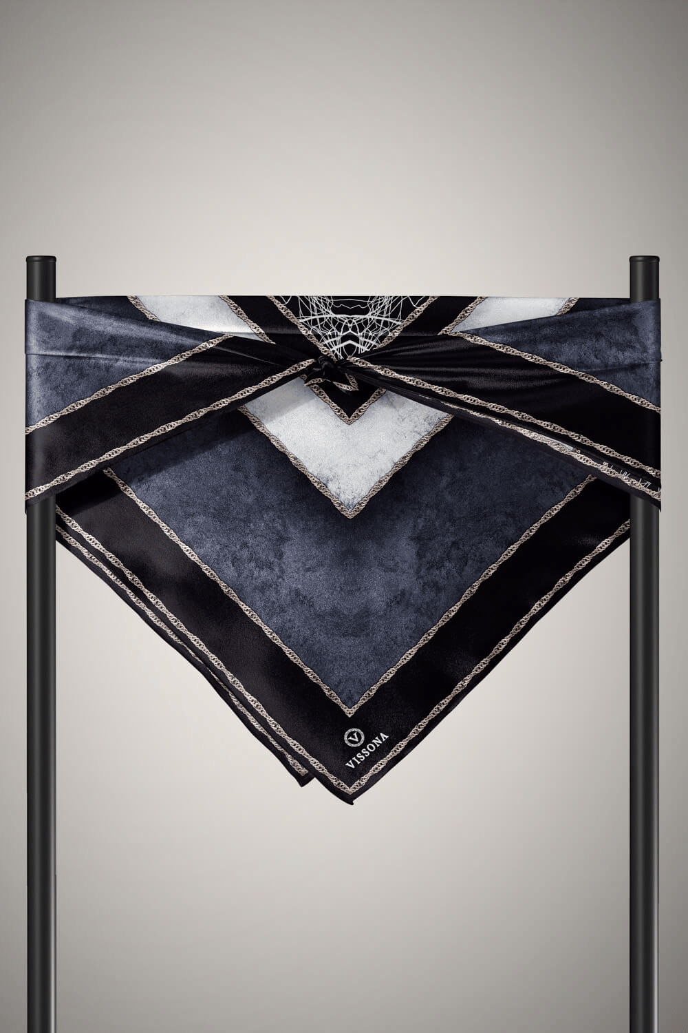 % 57 İPEK % 43 VİSKON Twill İpek Dokulu Geometrik Desenli Siyah - Krem Renkli 90x90 Eşarp Dikim Şekli : El Dikişi