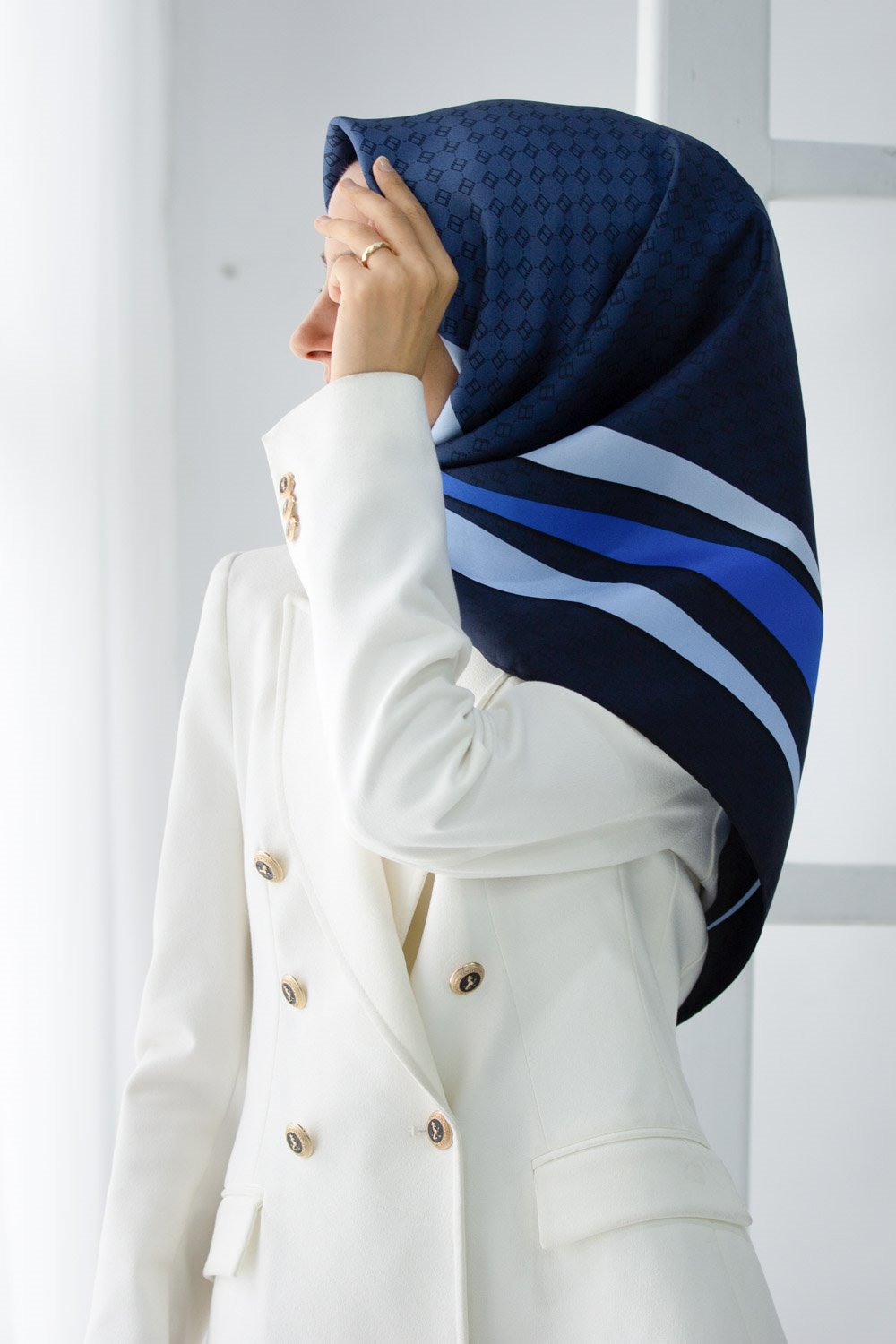 % 57 İPEK % 43 VİSKON Twill İpek Degrade Desenli Lacivert - İndigo Renkli 90x90 Eşarp Dikim Şekli : El Dikişi