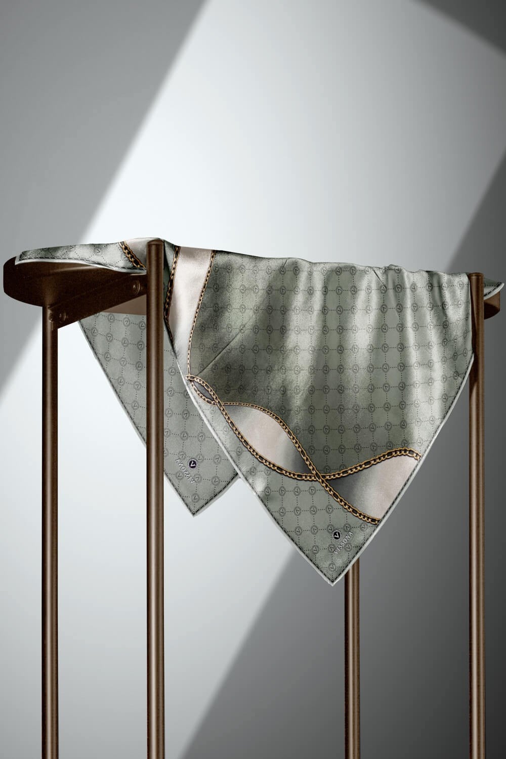%100 Twill İpek Zincirli Ve Monogram Desenli Çağla Renkli 90x90 Eşarp Dikim Şekli : El Dikişi