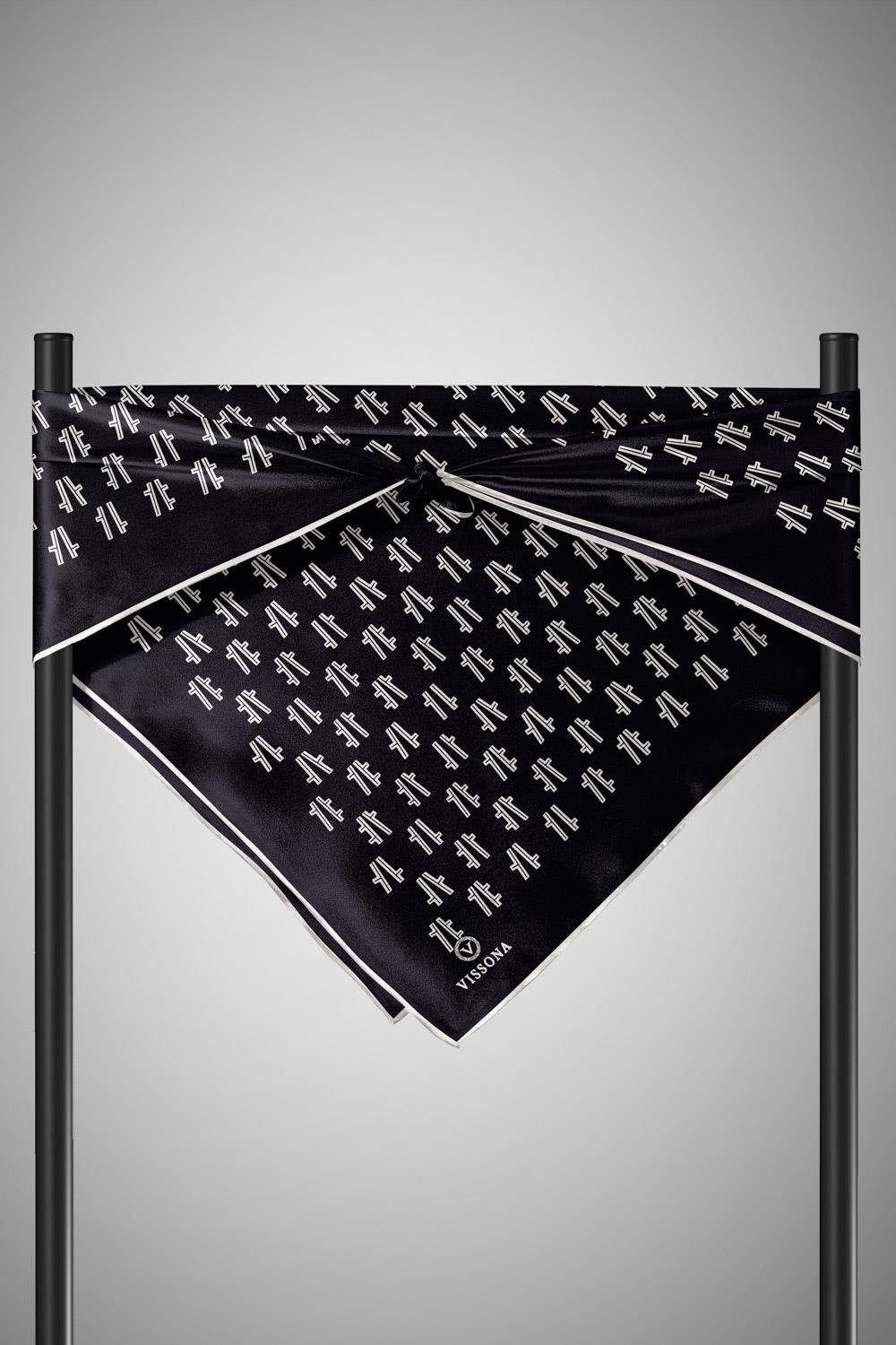 % 57 İPEK % 43 VİSKON Twill İpek Geometrik Desenli Siyah Renkli 90x90 Eşarp Dikim Şekli : El Dikişi