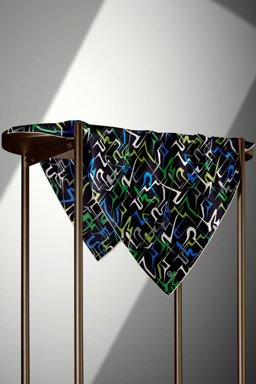 %100 Twill İpek Soyut Geometrik Desenli Saks - Zümrüt Yeşili Renkli 90x90 Eşarp Dikim Şekli : El Dikişi