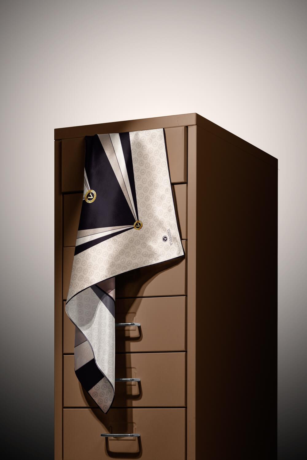 %100 Twill İpek Monogram Ve Geometrik Desenli Krem - Taş Renkli 90x90 Eşarp Dikim Şekli : El Dikişi