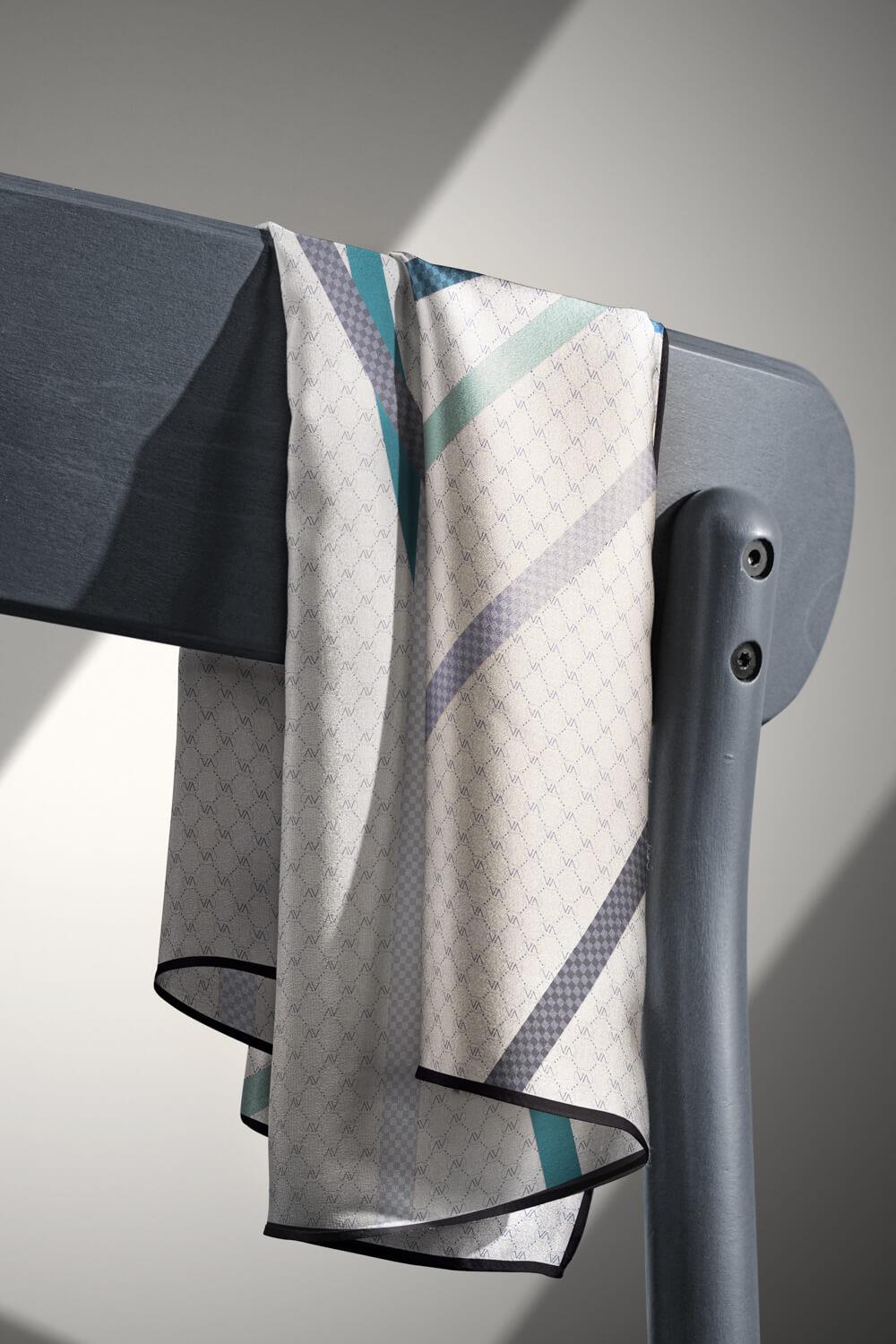 %100 Twill İpek Monogram Ve Şerit Desenli Gri - Koyu Mint Yeşili Renkli 90x90 Eşarp Dikim Şekli : El Dikişi
