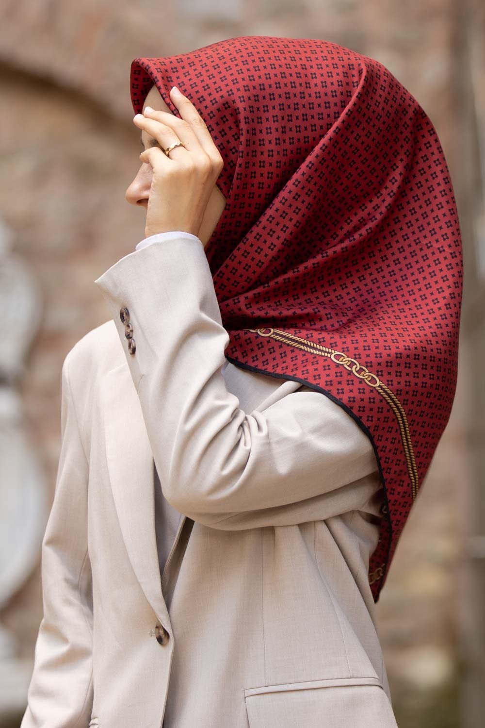%57 İPEK %43 VİSKON Twill İpek Zincir Desenli Bordo - Siyah Renkli 90x90 Eşarp Dikim Şekli : El Dikişi