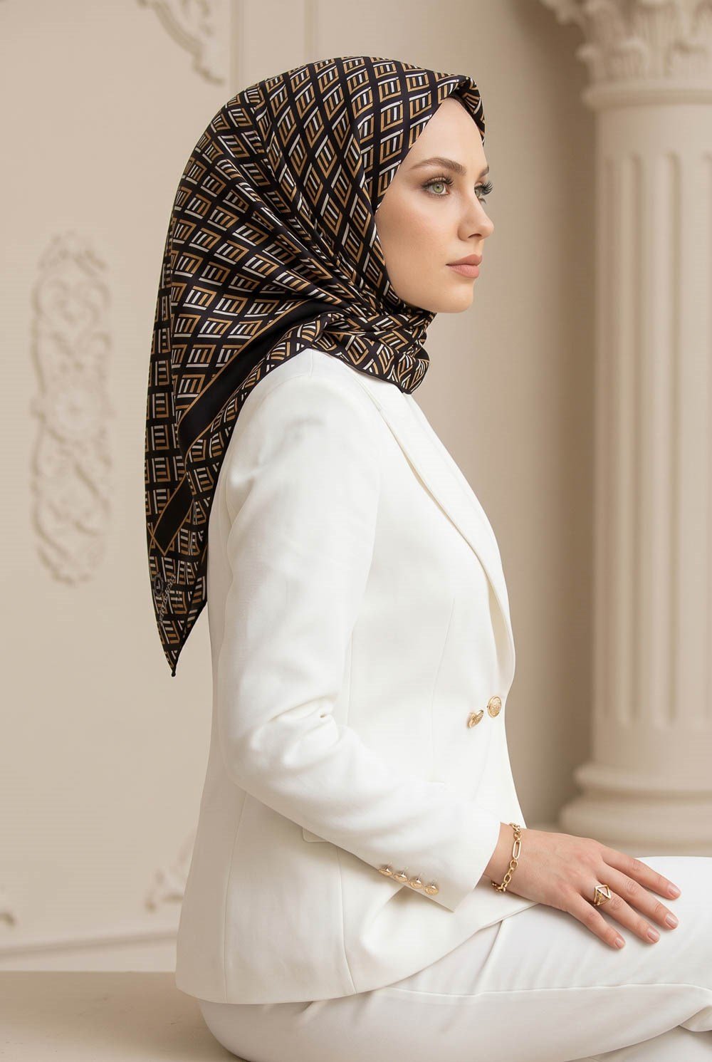 % 57 İPEK % 43 VİSKON Twill İpek Geometrik Desenli Siyah - Gold Renkli 90x90 Eşarp Dikim Şekli : El Dikişi