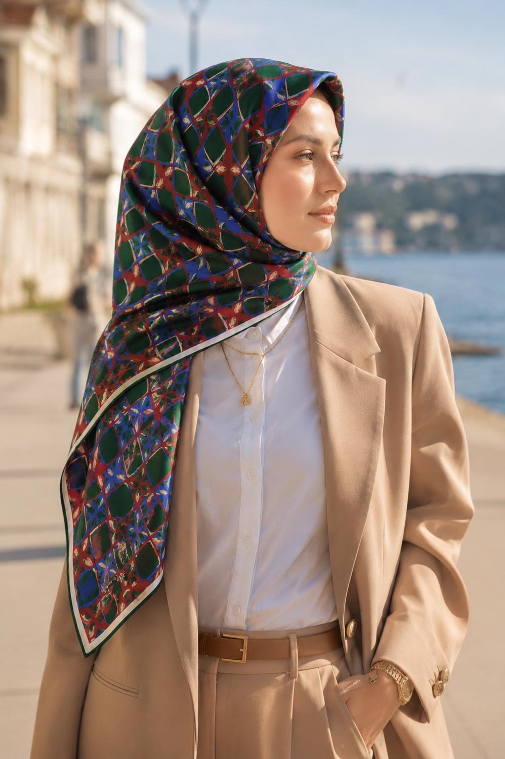 %100 Twill İpek Geometrik Desenli Zümrüt Yeşili Renkli 90x90 Eşarp Dikim Şekli : El Dikişi