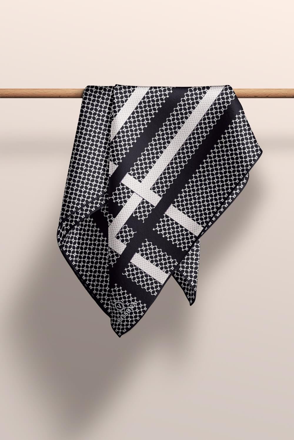 %100 Twill İpek Bantlı Monogram Desenli Siyah - Krem Renkli 90x90 Eşarp Dikim Şekli : El Dikişi