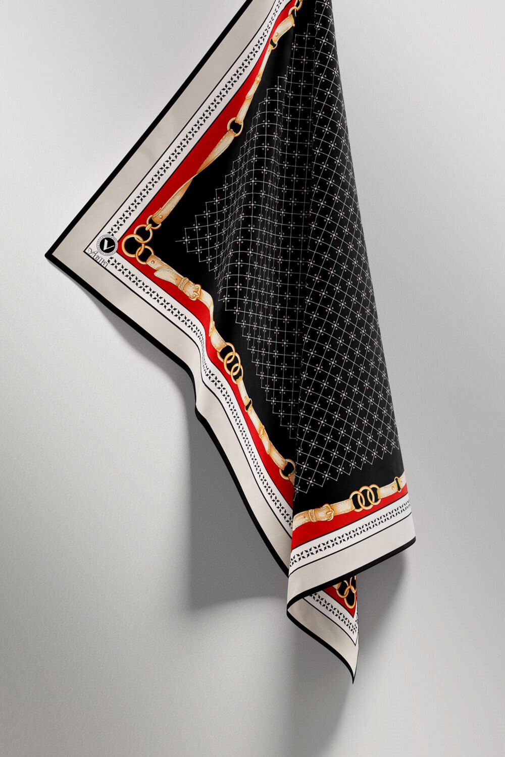 Twill Kemerli ve Çıtır Motifli Desenli Siyah Renkli 90x90 Eşarp (İpek İçermez) Dikim Şekli : El Dikişi