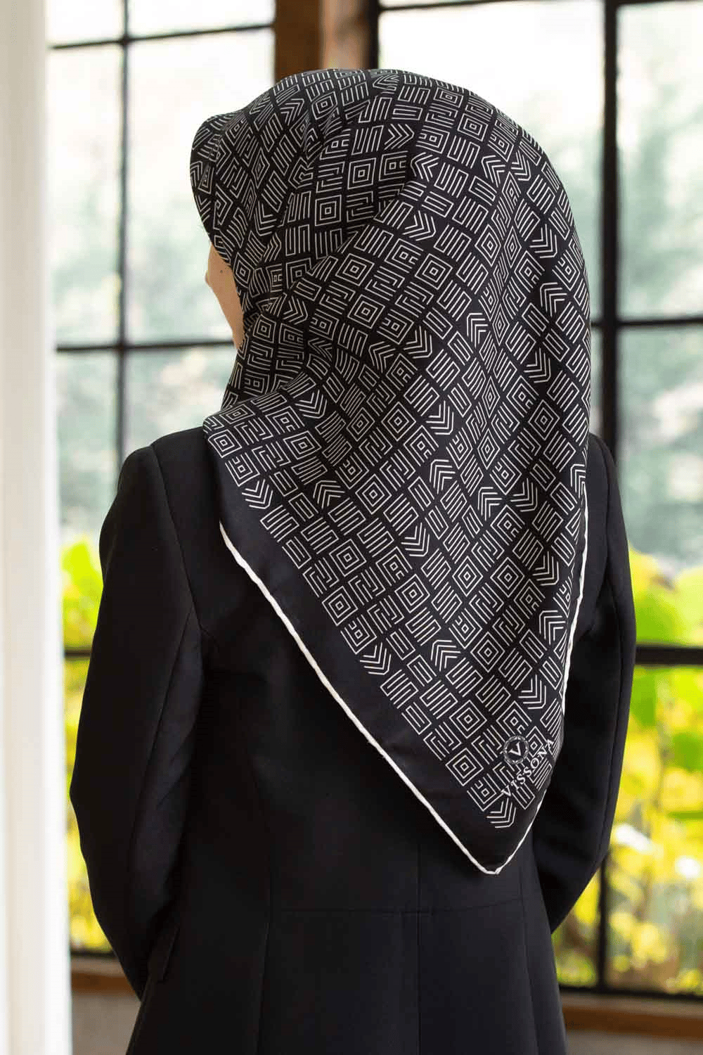 %57 İPEK % 43 VİSKON Twill İpek Etnik Motif Desenli Siyah - Krem Renkli 90x90 Dikim Şekli : El Dikişi Eşarp