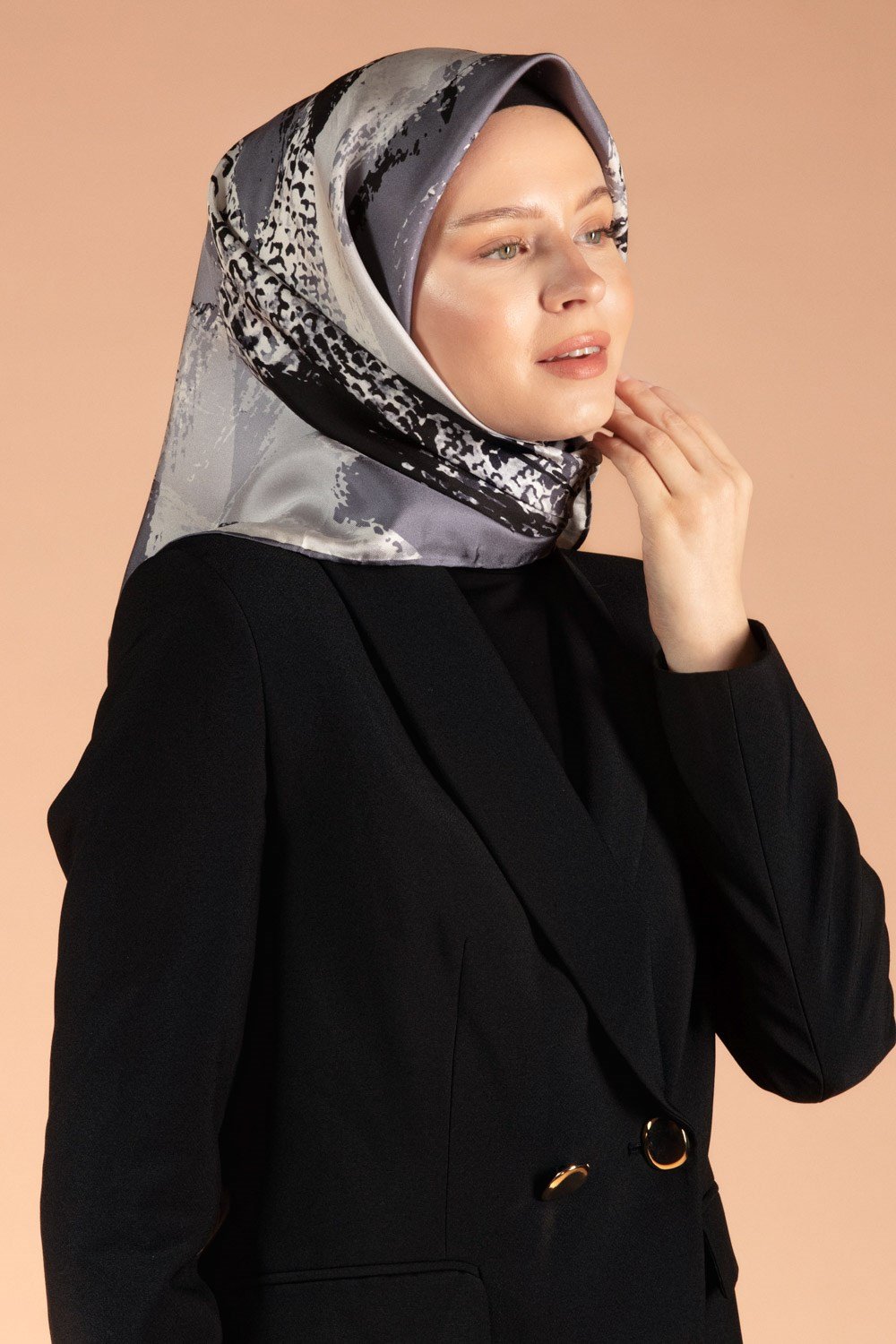 %100 Twill İpek Leopar ve Fırça Desenli Gri Renkli 90x90 Eşarp Dikim Şekli : El Dikişi