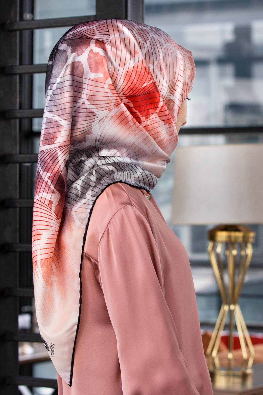 Twill Degradeli Ve Zürafa Desenli Gri Renkli 90x90 Eşarp (İpek İçermez) Kenar Dikiş Şekli El Dikişli