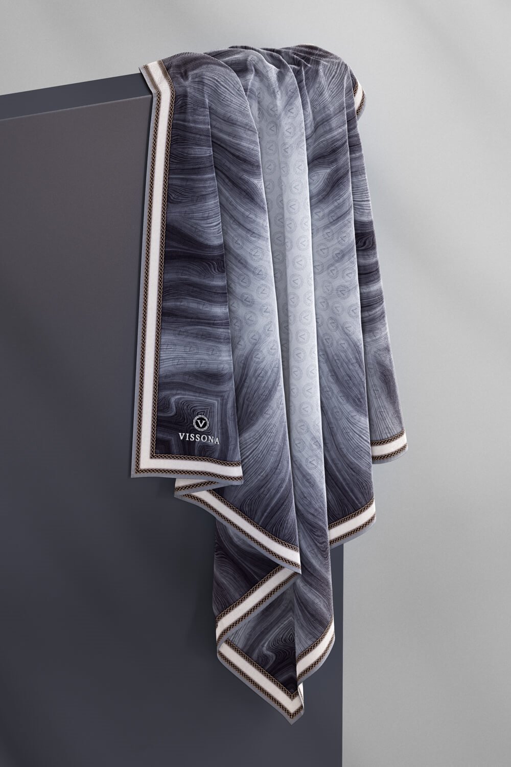 100% Twill İpek Monogram Desenli Gri Renkli 90x90 Dikim Şekli : El Dikişi Eşarp