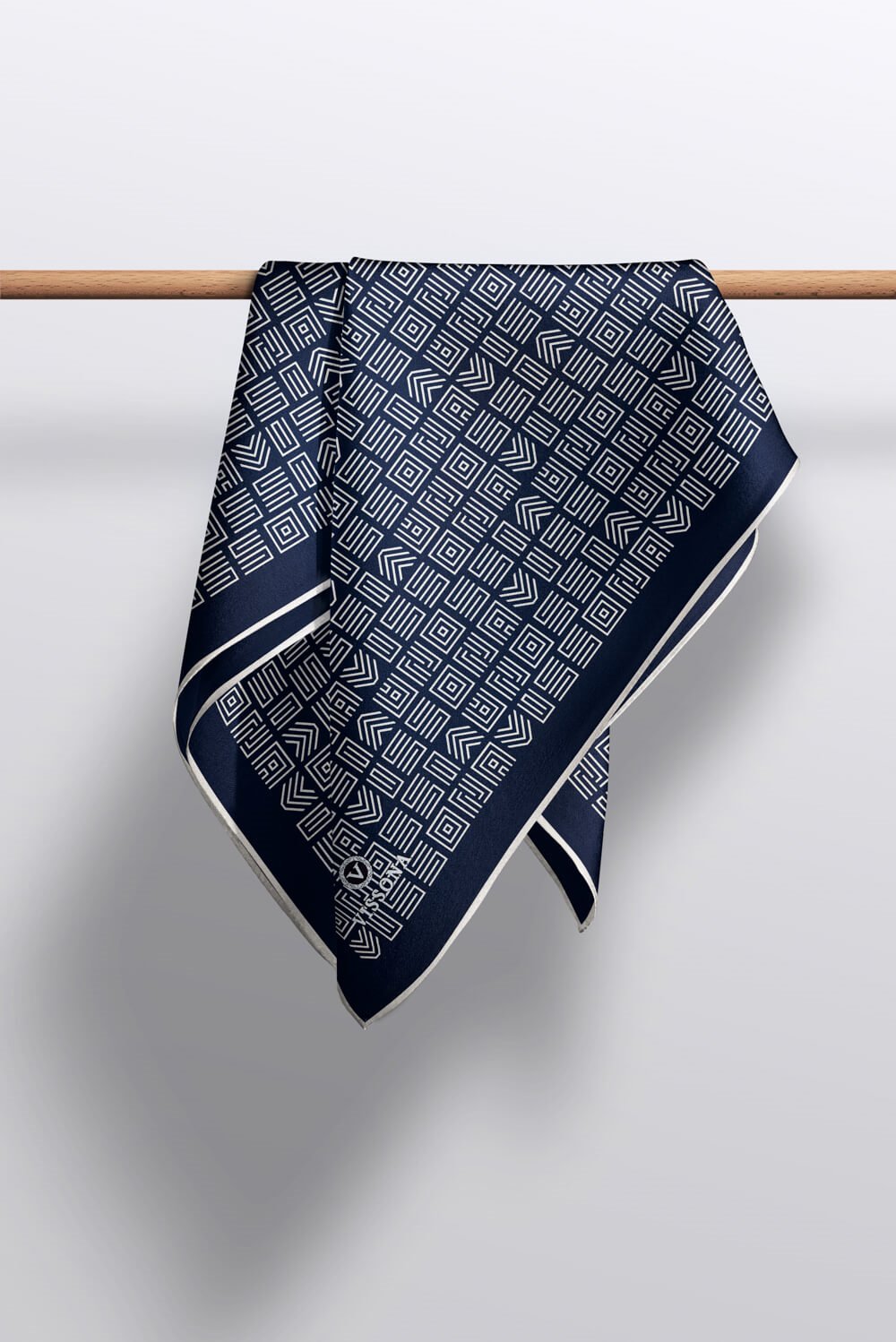 %57 İPEK %43 VİSKON Twill İpek Etnik Motif Desenli Lacivert - Krem Renkli 90x90 Eşarp Dikim Şekli : El Dikişi