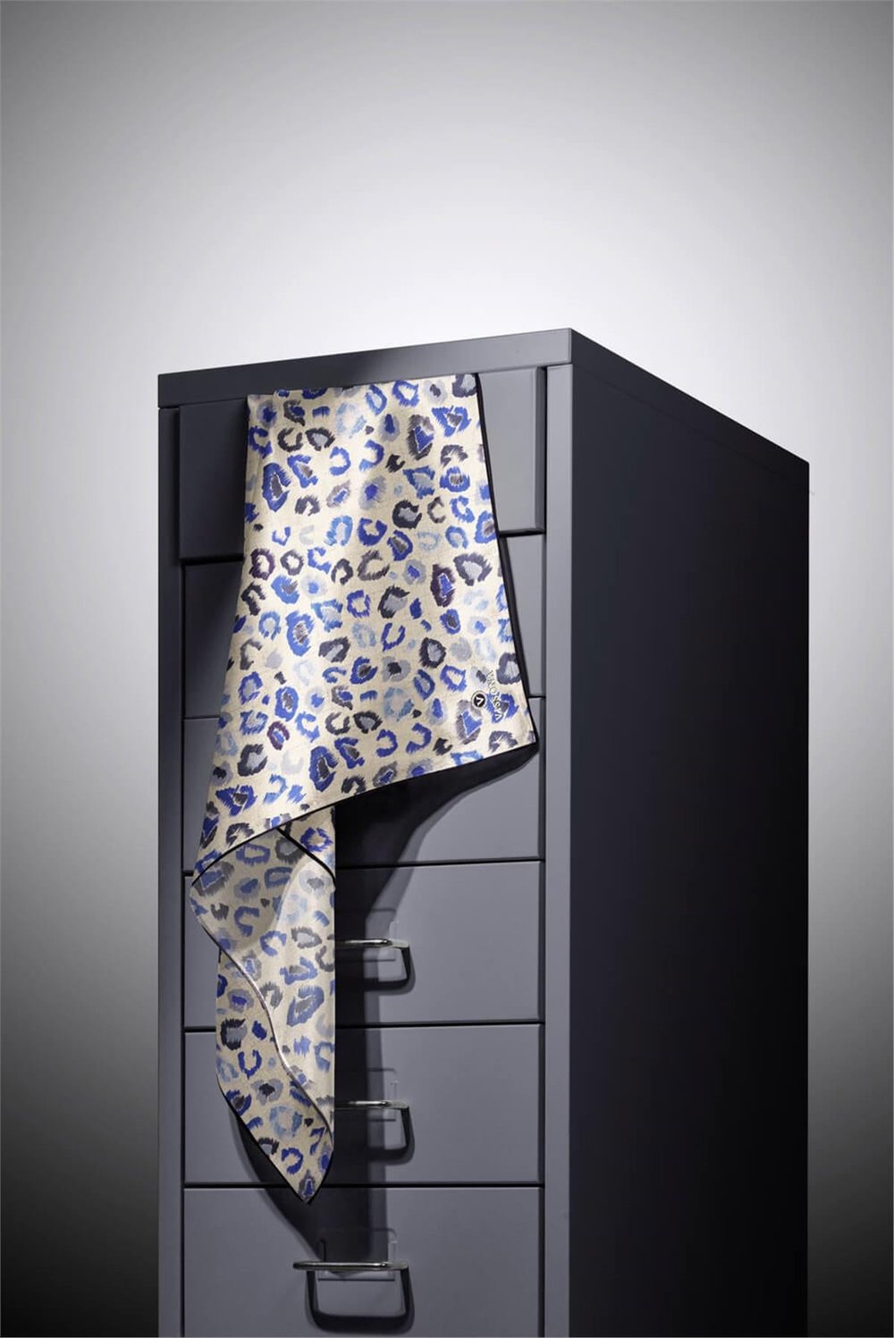 %100 Twill İpek Renkli Leopari Desenli Saks - Gri Renkli 90x90 Eşarp Kenar Dikiş Şekli El Dikişli