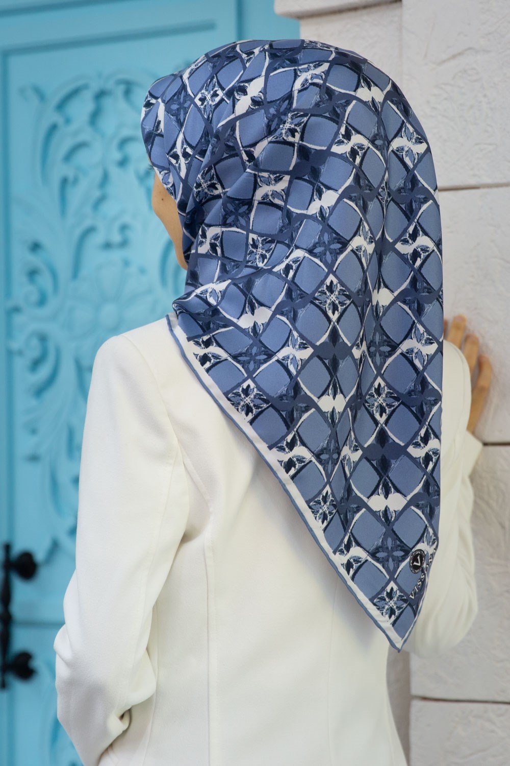 %100 Twill İpek Geometrik Desenli İndigo - Lacivert Renkli 90x90 Eşarp Dikim Şekli : El Dikişi